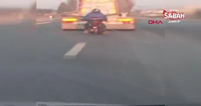 Afyonkarahisar’da motosiklet sürücüsünün tehlikeli yolculuğu | Video