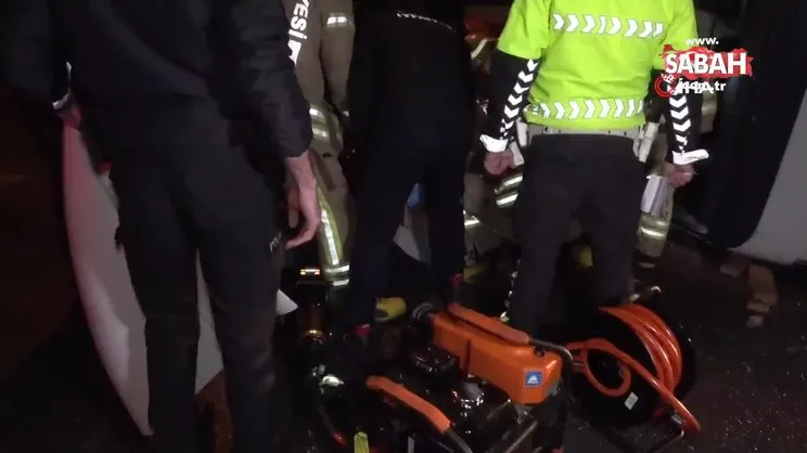 Kartal’da meyve yüklü kamyonet servis minibüsüyle çarpıştı: 1 ölü, 2 yaralı | Video