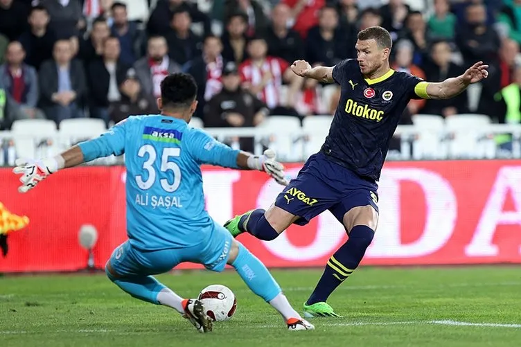 Son dakika haberleri: Sivasspor-Fenerbahçe maçındaki penaltı pozisyonu olay oldu! VAR kararı doğru muydu?