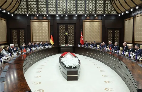 baskan-erdogan-almanya-cumhurbaskani-frank-walter-steinmeier-ile-gorustu-1713962604191.jpg