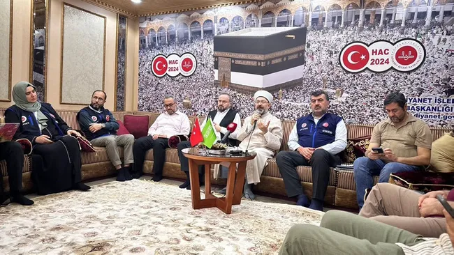 diyanet-isleri-baskani-erbas-mekkede-bir-tek-vatandasimizi-ihbar-etmedik-1718693235350.jpg