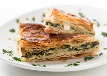 Fırından çıktığı gibi bitiyor: Tam kıvamında ıspanaklı börek tarifi