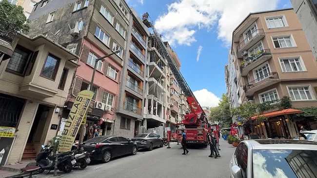 beyoglunda-bina-catisinda-ciplak-turist-alarmi-intihar-sandilar-gercek-baska-cikti-1785611905673.jpg