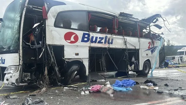 burdurdaki-otobus-kazasinda-8-kisi-yaralanirken-1-kisi-hayatini-kaybetmisti-surucu-tutuklandi-1793190237089.jpg