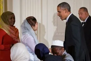 Obama'dan başörtüsü mücadelesi veren kıza övgü