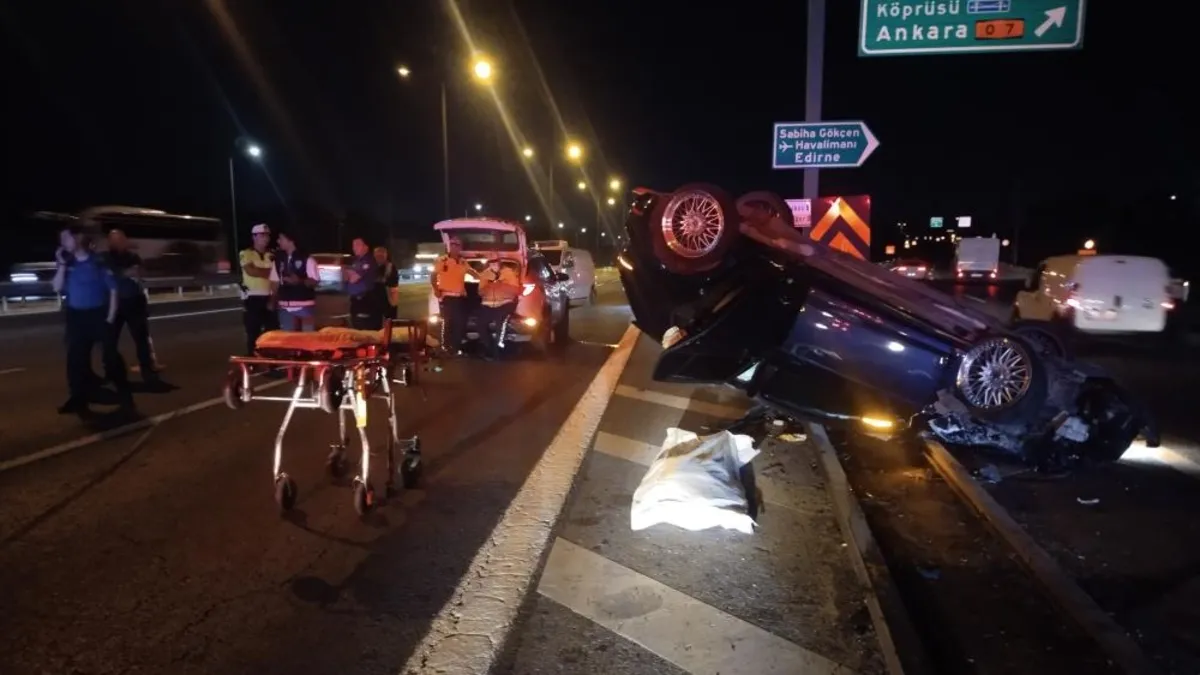 TEM Otoyolu'nda meydana gelen trafik kazasında ters dönmüş bir otomobil ve bariyerler.
