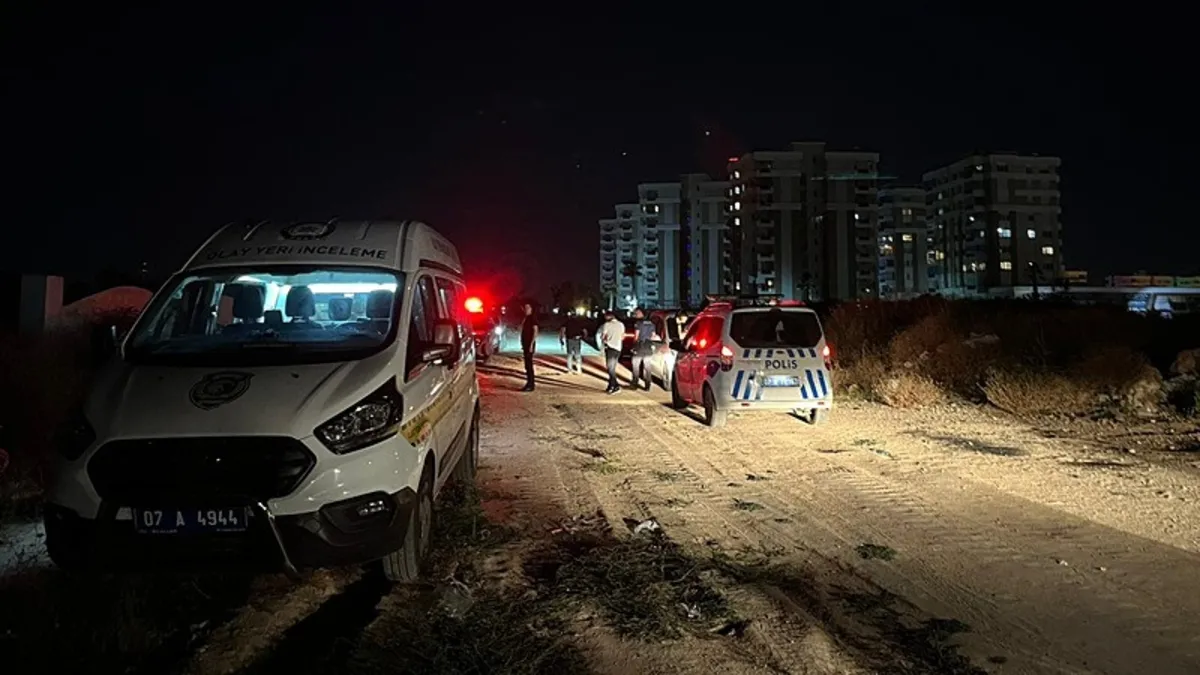 Antalya'da boş arazide ölü bulunan adamın cansız bedeni