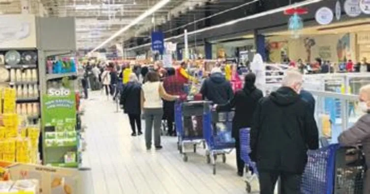 Bazı marketlerde yoğunluk oluştu