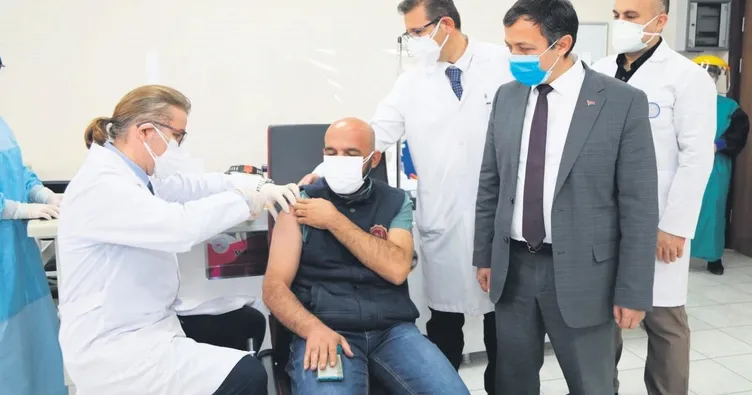 Bir günde 597 bin 647 doz aşı ile rekor kırdık