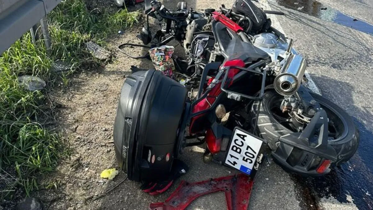 Motosiklet ile otomobil kafa kafaya çarpıştı! 1 ölü Motosiklet ile otomobil kafa kafaya çarpıştı! 1 ölü