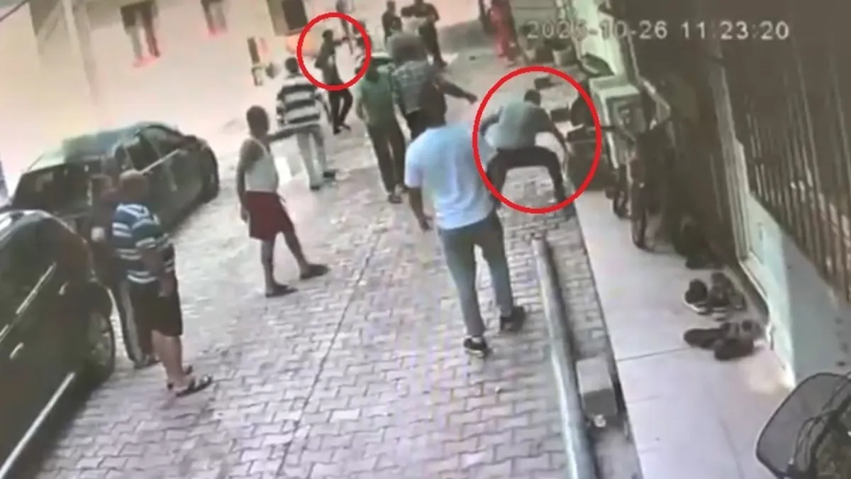 Hatay’da park yeri kavgasında ortalık savaş alanına döndü: Birbirlerine kaldırım taşı ile saldırdılar! Hatay’da park yeri kavgasında ortalık savaş alanına döndü: Birbirlerine kaldırım taşı ile saldırdılar!