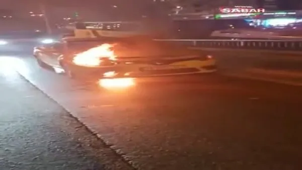 Fatih'te otomobil alev alev yandı | Video