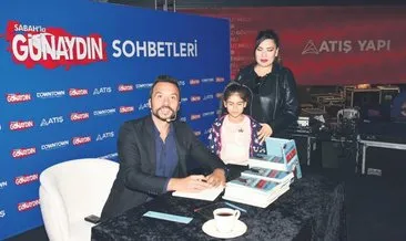 Mehmet Şakiroğlu kitabını imzaladı