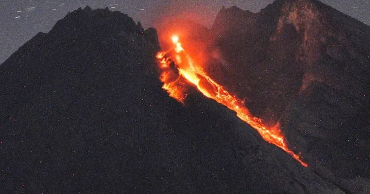 Endonezya’da yanardağdaki lav akışı turist çekiyor