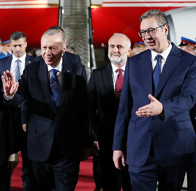 baskan-erdogan-belgradda-sirbistan-cumhurbaskani-vucic-resmi-torenle-karsiladi-1728638352598.jpeg
