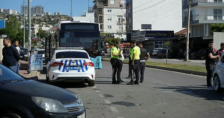Halk otobüsü trafik ışıklarında bekleyen araçların arasına daldı: 3 yaralı