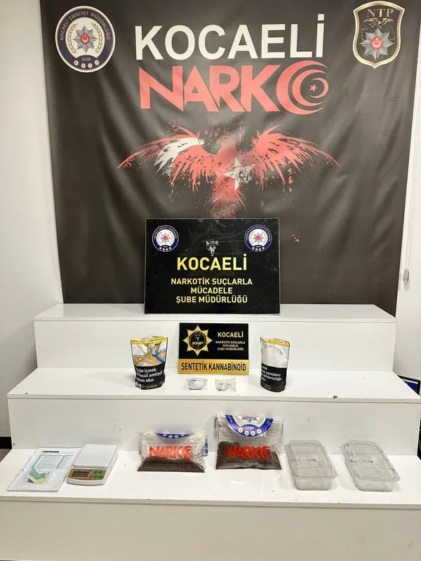 izmit-ve-derincede-narkotik-operasyon-5-tutuklama-1734977075413.jpg