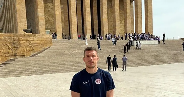 Antalyaspor’un yıldız ismi Podolski Anıtkabir’i ziyaret etti