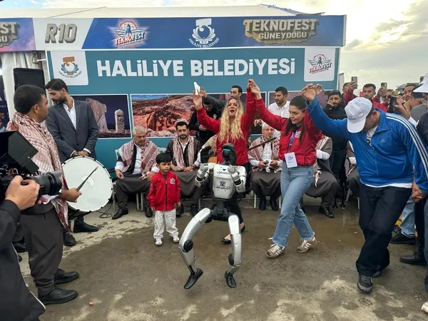 cig-kofteli-teknofest-kutlamasi-robot-canikman-ile-halay-cektiler-1790958618075.jpg