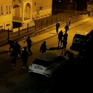 Kısıtlamaya rağmen sokak ortasındaki kavga ettiler!