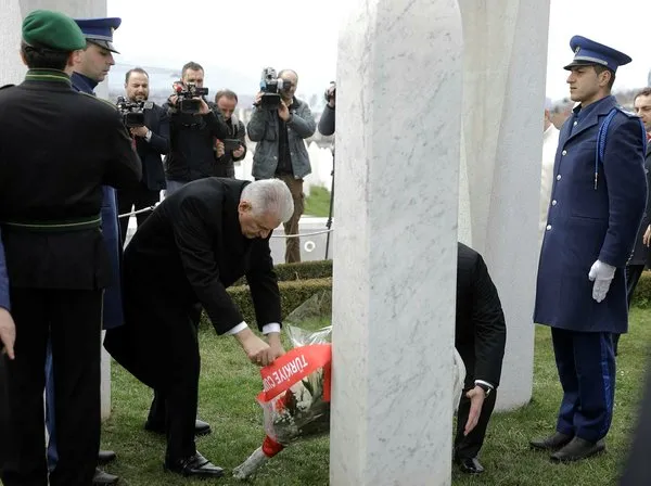 Başbakan Binali Yıldırım Bosna Hersek'in ilk Cumhurbaşkanı İzzetbegoviç'in kabrini ziyaret etti