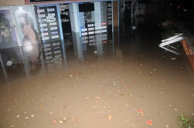 Antalya’da şiddetli yağış yaşamı felç etti