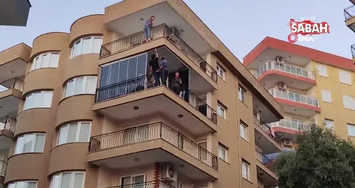 Evin tapusu üzerine yapılmayınca balkondan atlamak istedi, o anlar kamerada | Video
