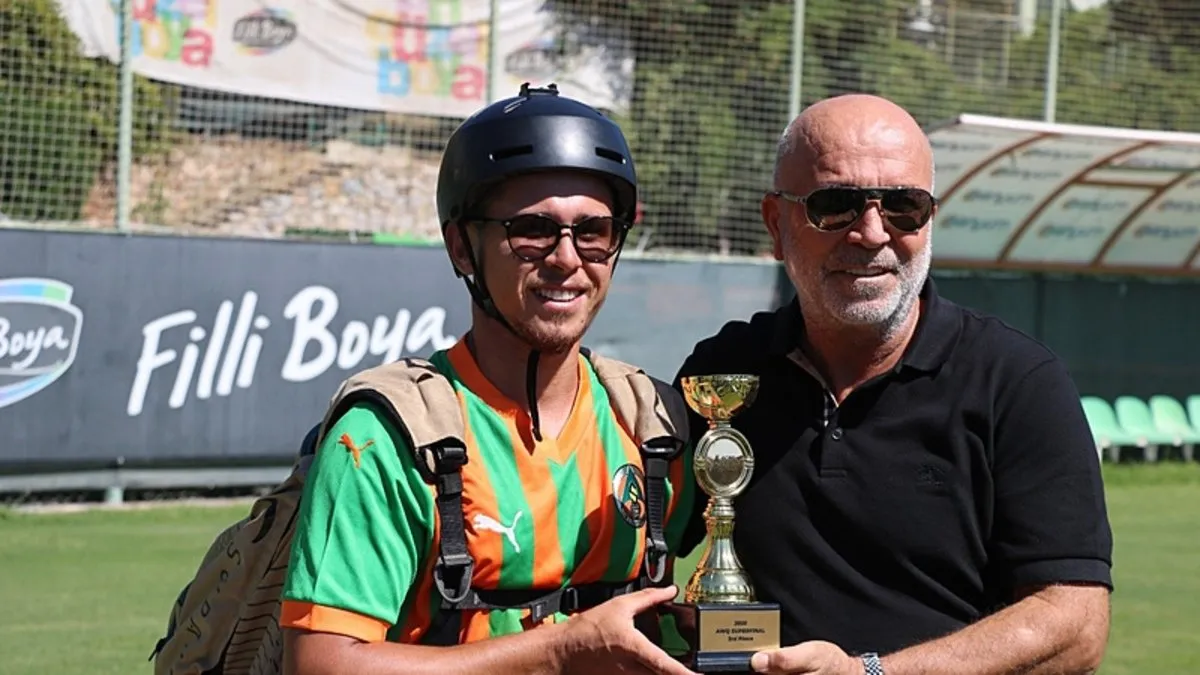 Dünya üçüncülüğü kupası ile Alanyaspor tesislerine paraşütle indi!