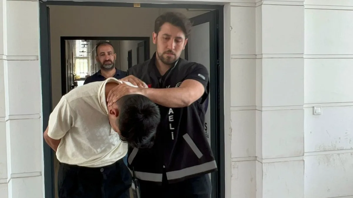 "Polisim" yalanı ile 2 kişiyi 950 bin TL dolandırdı "Polisim" yalanı ile 2 kişiyi 950 bin TL dolandırdı