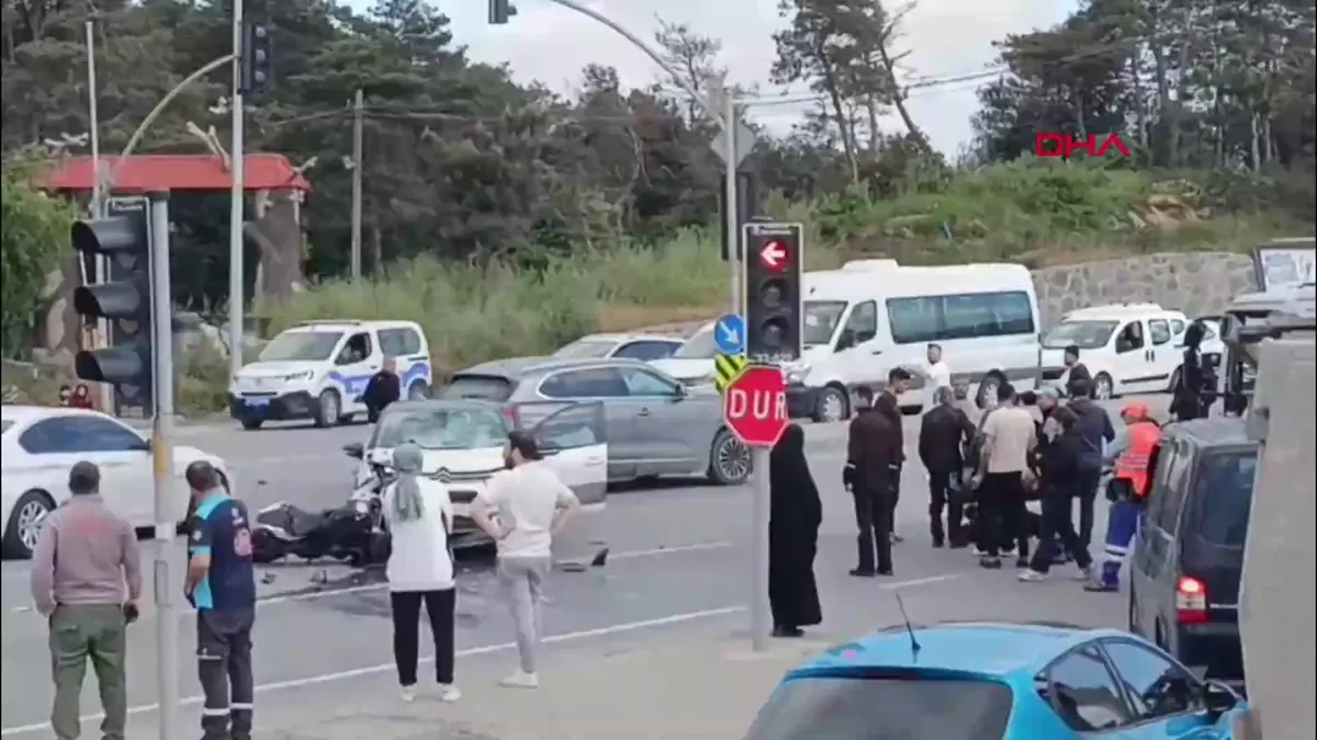 Arnavutköy’de zincirleme kaza kamerada: 1’i ağır 5 yaralı | Video videosunu izle Arnavutköy’de zincirleme kaza kamerada: 1’i ağır 5 yaralı | Video videosunu izle