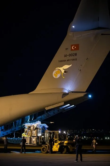 Türkiye'nin yardım eli Beyrut'a uzanıyor