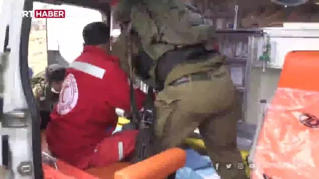 İsrail askerleri, yaralı Filistinliyi ambulanstan almaya çalıştı | Video