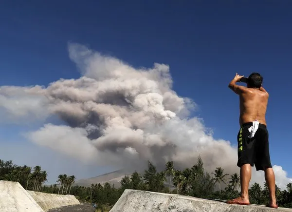 Filipinler'de Mayon Yanardağı patladı