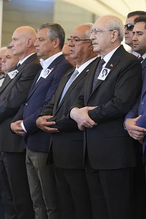 asli-baykaldan-cenaze-toreni-sonrasi-kemal-kilicdaroglu-ve-ozgur-ozele-gonderme-en-onde-yer-alanlar-1784375405853.jpg