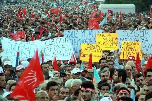 Birbirine zıt 4 partiden ortak pankart