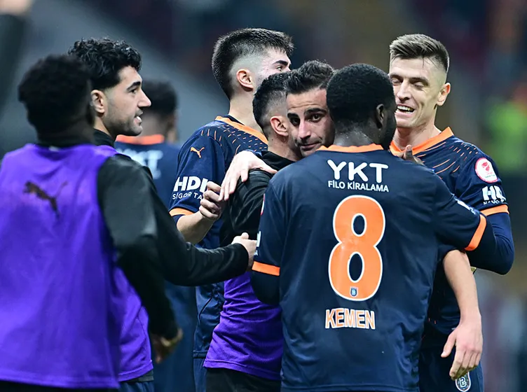Son dakika haberi: Galatasaray - Başakşehir maçında tartışma yaratan pozisyon! Oyuncular penaltı ve kırmızı kart bekledi