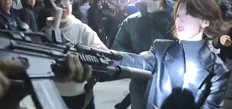 Güney Kore’de siyasi kriz: Askerler parlamentoyu bastı! Devlet Başkanı’nın istifası isteniyor