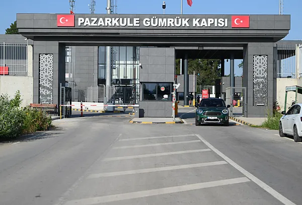 yunanistanda-grev-krizi-araclar-kapikuleye-yonlendirildi-gurbetciler-saatlerce-bekledi-1785136540481.jpg