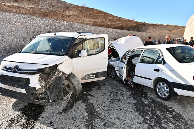 adiyamanda-iki-kaza-7-kisi-yaralandi-1765725155822.jpg