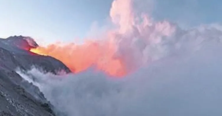 Etna geceyi aydınlattı