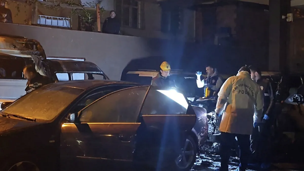 Tuzla’da park halindeki otomobilde yangın: Alevler 5 araca sıçradı Tuzla’da park halindeki otomobilde yangın: Alevler 5 araca sıçradı