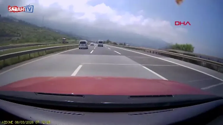 Otoyolda kamyonet angusa çarptı! Kaza anı kamerada