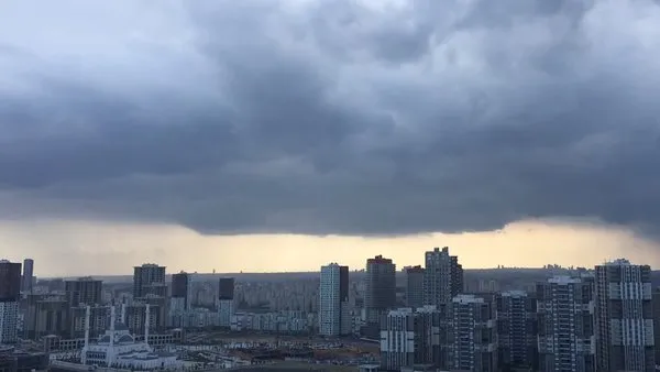 İstanbul'da gökyüzünde inanılmaz anlar! Yağış bulutlardan yeryüzüne böyle indi...