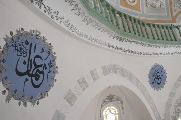Tarihi Rüstem Paşa Camii'nin hatlarına kadın eli değdi