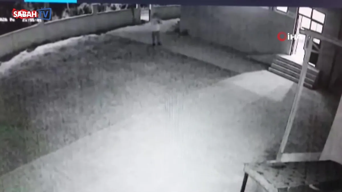 Cami avlusunda uygunsuz davranışlarda bulunan şahısları uyaran imam darp edildi! | Video videosunu izle Cami avlusunda uygunsuz davranışlarda bulunan şahısları uyaran imam darp edildi! | Video videosunu izle