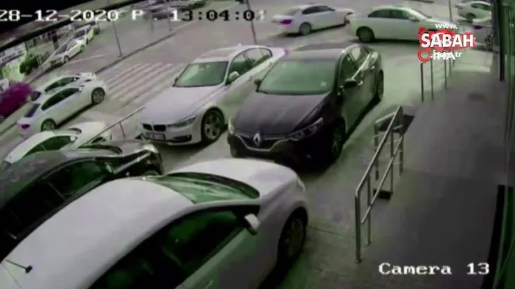 Park halinde duran aracın camını kırarak içindeki 2 buçuk milyon lirayı çaldılar | Video