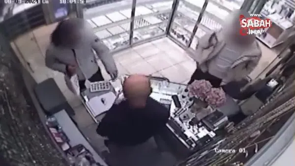 10 bin lira değerindeki takıyı çalan hırsızlar güvenlik kamerasına yansıdı | Video