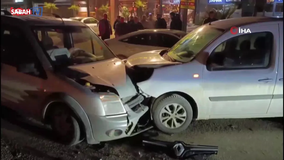 İnegöl’de iki araç kafa kafaya çarpıştı: 3 yaralı | Video videosunu izle İnegöl’de iki araç kafa kafaya çarpıştı: 3 yaralı | Video videosunu izle