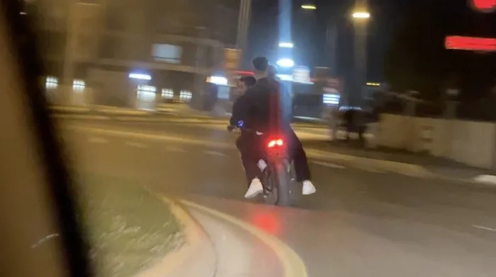 plaka-yok-kask-yok-3-kisi-tek-motosiklete-bindi-on-kaldirip-sov-yapti-1778574893886.jpg