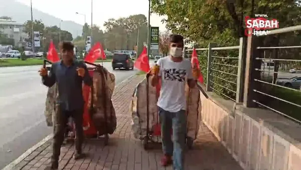 29 Ekim Cumhuriyet Bayramı'nda duygulandıran görüntü... Karton toplayan gençler arabalarını Türk bayraklarıyla süsledi | Video